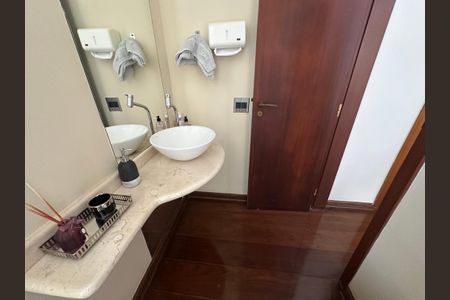 Casa à venda com 700m², 4 quartos e 4 vagas Casa à venda com 700m², 4 quartos e 4 vagasLavabo