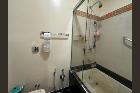 Casa à venda com 700m², 4 quartos e 4 vagas Casa à venda com 700m², 4 quartos e 4 vagasBanheiro da Suíte 1 e 2