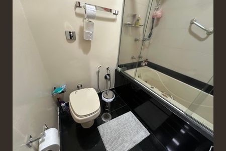 Casa à venda com 700m², 4 quartos e 4 vagas Casa à venda com 700m², 4 quartos e 4 vagasBanheiro da Suíte 1 e 2