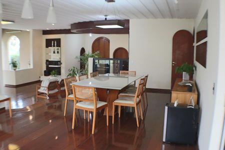 Casa à venda com 700m², 4 quartos e 4 vagas Casa à venda com 700m², 4 quartos e 4 vagasSala de Jantar
