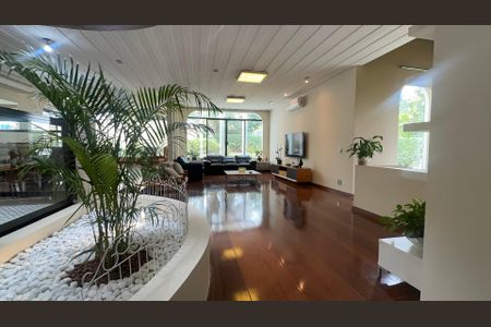 Casa à venda com 700m², 4 quartos e 4 vagas Casa à venda com 700m², 4 quartos e 4 vagasSala