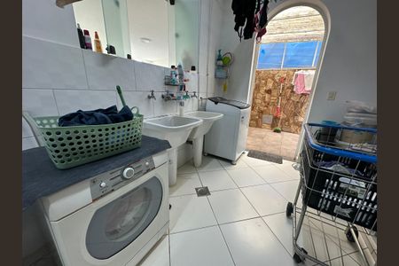 Casa à venda com 700m², 4 quartos e 4 vagas Casa à venda com 700m², 4 quartos e 4 vagasÁrea de Serviço