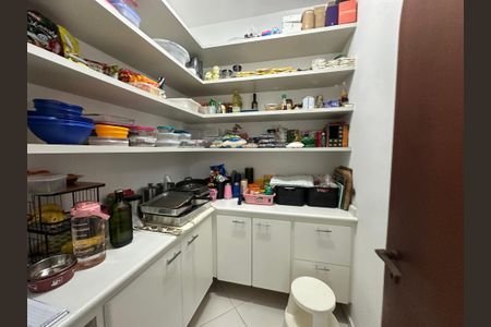 Casa à venda com 700m², 4 quartos e 4 vagas Casa à venda com 700m², 4 quartos e 4 vagasDespensa 2