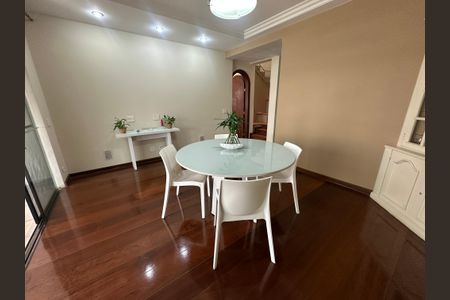 Casa à venda com 700m², 4 quartos e 4 vagas Casa à venda com 700m², 4 quartos e 4 vagasSala de Almoço