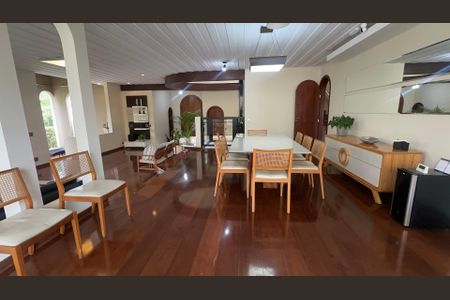 Casa à venda com 700m², 4 quartos e 4 vagas Casa à venda com 700m², 4 quartos e 4 vagasSala de Jantar