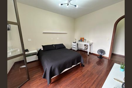 Casa à venda com 700m², 4 quartos e 4 vagas Casa à venda com 700m², 4 quartos e 4 vagasSuíte 4