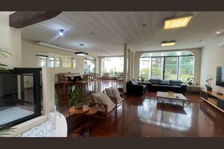 Casa à venda com 700m², 4 quartos e 4 vagas Casa à venda com 700m², 4 quartos e 4 vagasSala