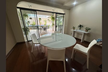 Casa à venda com 700m², 4 quartos e 4 vagas Casa à venda com 700m², 4 quartos e 4 vagasSala de Almoço