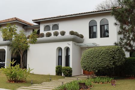 Casa à venda com 700m², 4 quartos e 4 vagas Casa à venda com 700m², 4 quartos e 4 vagasFachada