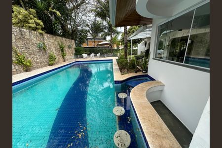 Casa à venda com 700m², 4 quartos e 4 vagas Casa à venda com 700m², 4 quartos e 4 vagasPiscina