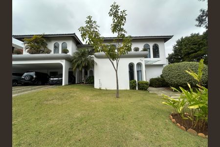 Casa à venda com 700m², 4 quartos e 4 vagas Casa à venda com 700m², 4 quartos e 4 vagasFachada
