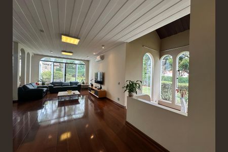 Casa à venda com 700m², 4 quartos e 4 vagas Casa à venda com 700m², 4 quartos e 4 vagasSala