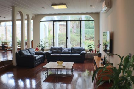 Casa à venda com 700m², 4 quartos e 4 vagas Casa à venda com 700m², 4 quartos e 4 vagasSala