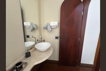 Casa à venda com 700m², 4 quartos e 4 vagas Casa à venda com 700m², 4 quartos e 4 vagasLavabo