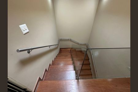 Casa à venda com 700m², 4 quartos e 4 vagas Casa à venda com 700m², 4 quartos e 4 vagasEscada