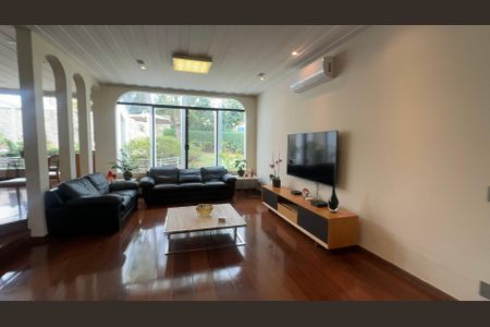 Casa à venda com 700m², 4 quartos e 4 vagas Casa à venda com 700m², 4 quartos e 4 vagasSala de TV