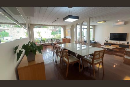 Casa à venda com 700m², 4 quartos e 4 vagas Casa à venda com 700m², 4 quartos e 4 vagasSala de Jantar