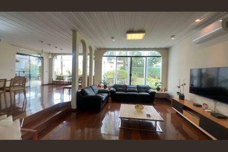 Casa à venda com 700m², 4 quartos e 4 vagas Casa à venda com 700m², 4 quartos e 4 vagasSala de TV