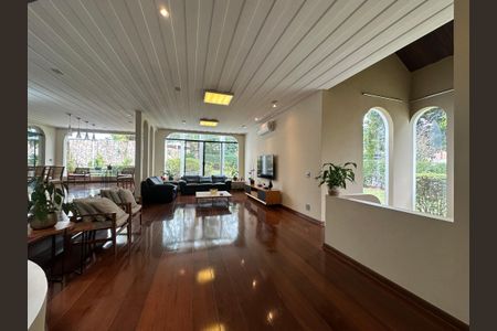 Casa à venda com 700m², 4 quartos e 4 vagas Casa à venda com 700m², 4 quartos e 4 vagasSala