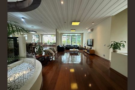 Casa à venda com 700m², 4 quartos e 4 vagas Casa à venda com 700m², 4 quartos e 4 vagasSala