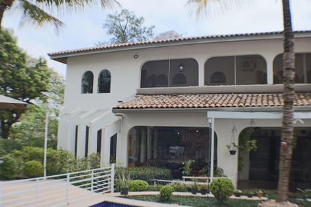 Casa à venda com 700m², 4 quartos e 4 vagas Casa à venda com 700m², 4 quartos e 4 vagasQuintal