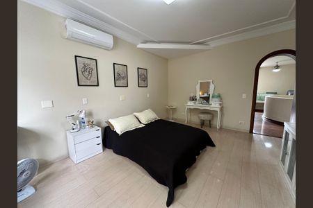 Casa à venda com 700m², 4 quartos e 4 vagas Casa à venda com 700m², 4 quartos e 4 vagasSuíte 1