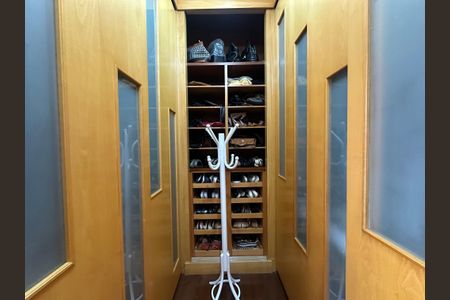 Casa à venda com 700m², 4 quartos e 4 vagas Casa à venda com 700m², 4 quartos e 4 vagasCloset da suíte 3