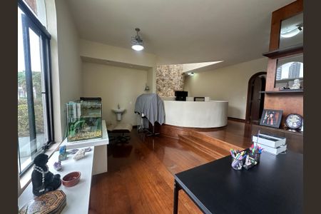 Casa à venda com 700m², 4 quartos e 4 vagas Casa à venda com 700m², 4 quartos e 4 vagasEscritório