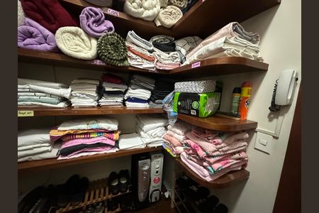 Casa à venda com 700m², 4 quartos e 4 vagas Casa à venda com 700m², 4 quartos e 4 vagasRoupeiro