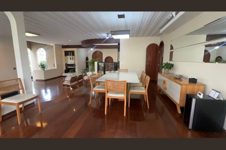 Casa à venda com 700m², 4 quartos e 4 vagas Casa à venda com 700m², 4 quartos e 4 vagasSala de Jantar
