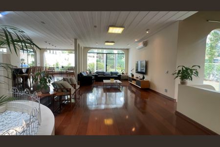 Casa à venda com 700m², 4 quartos e 4 vagas Casa à venda com 700m², 4 quartos e 4 vagasSala de TV