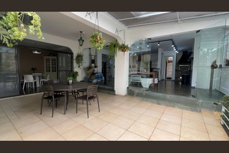 Casa à venda com 700m², 4 quartos e 4 vagas Casa à venda com 700m², 4 quartos e 4 vagasQuintal