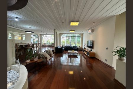 Casa à venda com 700m², 4 quartos e 4 vagas Casa à venda com 700m², 4 quartos e 4 vagasSala