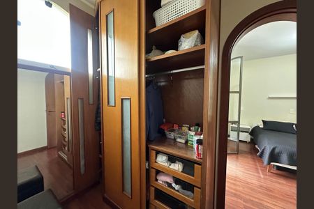 Casa à venda com 700m², 4 quartos e 4 vagas Casa à venda com 700m², 4 quartos e 4 vagasCloset da suíte 4