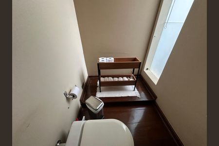 Casa à venda com 700m², 4 quartos e 4 vagas Casa à venda com 700m², 4 quartos e 4 vagasLavabo