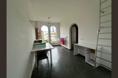 Casa à venda com 700m², 4 quartos e 4 vagas Casa à venda com 700m², 4 quartos e 4 vagasQuarto de Serviço