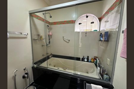 Casa à venda com 700m², 4 quartos e 4 vagas Casa à venda com 700m², 4 quartos e 4 vagasBanheiro da Suíte 1 e 2