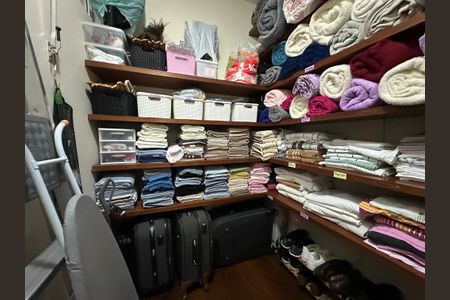 Casa à venda com 700m², 4 quartos e 4 vagas Casa à venda com 700m², 4 quartos e 4 vagasRoupeiro