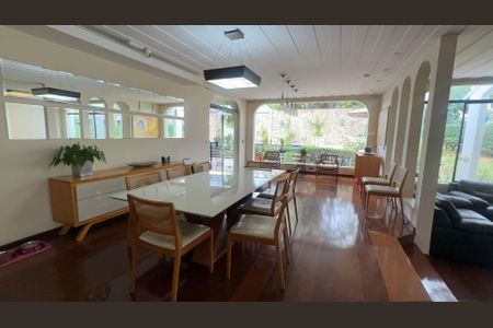Casa à venda com 700m², 4 quartos e 4 vagas Casa à venda com 700m², 4 quartos e 4 vagasSala de Jantar