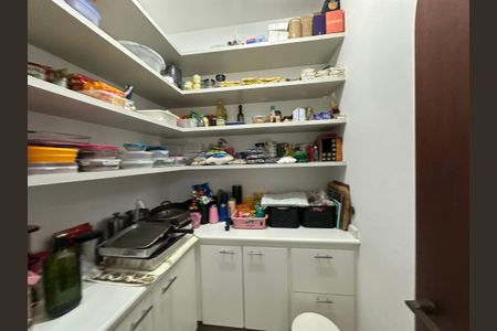 Casa à venda com 700m², 4 quartos e 4 vagas Casa à venda com 700m², 4 quartos e 4 vagasDespensa 2