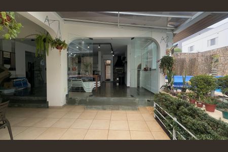 Casa à venda com 700m², 4 quartos e 4 vagas Casa à venda com 700m², 4 quartos e 4 vagasQuintal