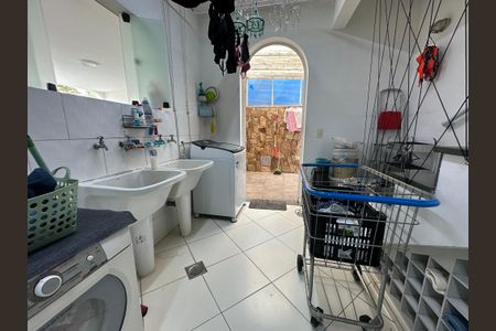 Casa à venda com 700m², 4 quartos e 4 vagas Casa à venda com 700m², 4 quartos e 4 vagasÁrea de Serviço