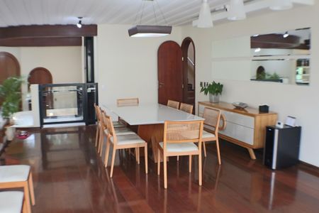Casa à venda com 700m², 4 quartos e 4 vagas Casa à venda com 700m², 4 quartos e 4 vagasSala de Jantar
