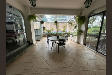 Casa à venda com 700m², 4 quartos e 4 vagas Casa à venda com 700m², 4 quartos e 4 vagasVaranda