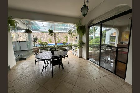 Casa à venda com 700m², 4 quartos e 4 vagas Casa à venda com 700m², 4 quartos e 4 vagasVaranda