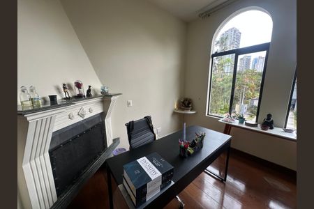 Casa à venda com 700m², 4 quartos e 4 vagas Casa à venda com 700m², 4 quartos e 4 vagasEscritório