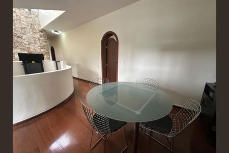 Casa à venda com 700m², 4 quartos e 4 vagas Casa à venda com 700m², 4 quartos e 4 vagasEscritório