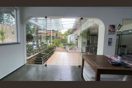 Casa à venda com 700m², 4 quartos e 4 vagas Casa à venda com 700m², 4 quartos e 4 vagasQuintal