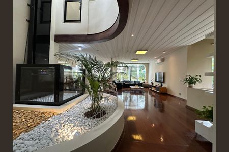 Casa à venda com 700m², 4 quartos e 4 vagas Casa à venda com 700m², 4 quartos e 4 vagasSala