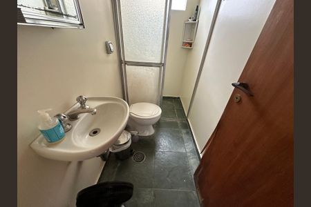 Casa à venda com 700m², 4 quartos e 4 vagas Casa à venda com 700m², 4 quartos e 4 vagasBanheiro de serviço